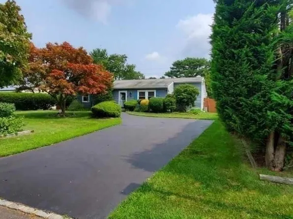 33 Michael Avenue, Bellport, NY 11713