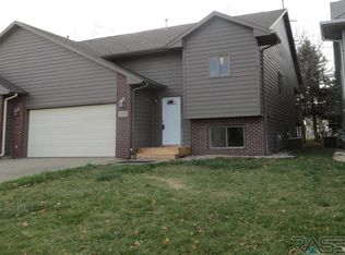 1201 S Dundee Dr, Sioux Falls, SD 57106