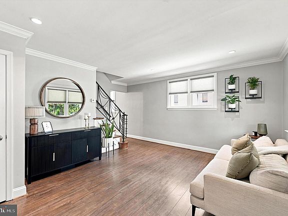 3rd image of 913 Girard Ave