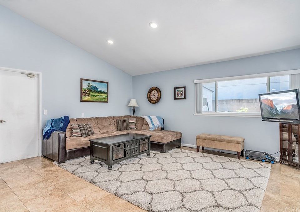 1st image of 115 S Melinda Cir