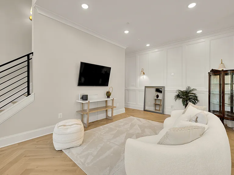 217 16th St NE #1 — Photo 8