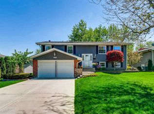 1255 Mayfield Ln, Hoffman Estates, IL 60169