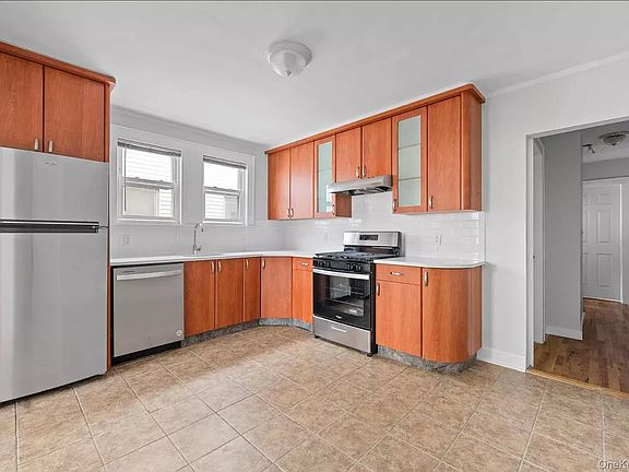 2nd image of 243 Maple Ave APT 1B