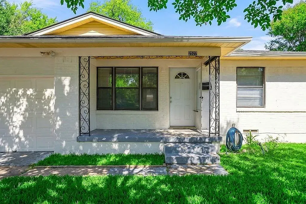 3 bed, 1047 sqft, $1,600 — Photo 1