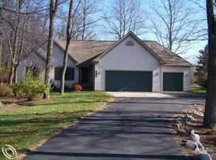 11055 Tree Line Dr, Pinckney, MI 48169