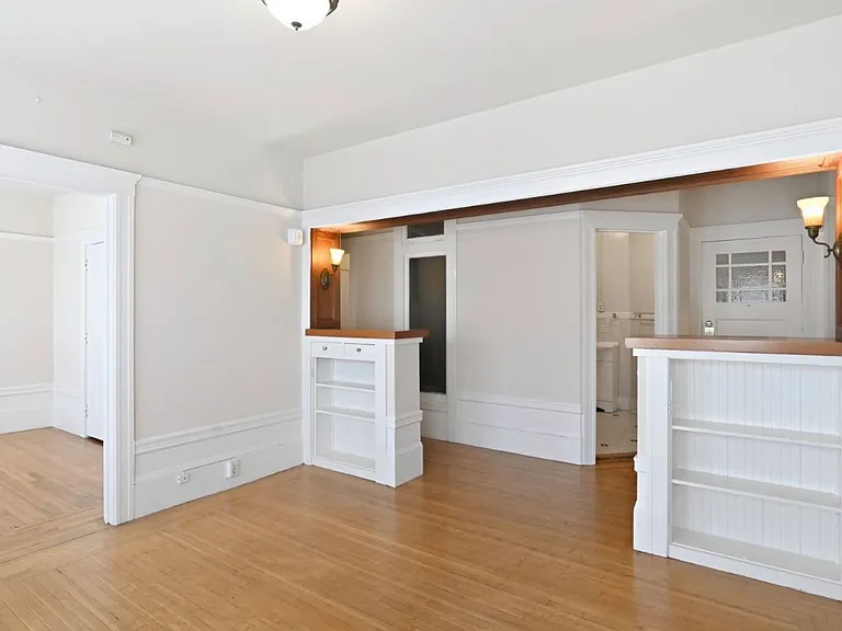 The Townsend Apartments, located at 1029 Oak Street, is a beautiful four-story, historic brick bu... — Photo 6