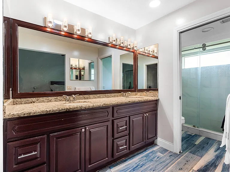 5557 Cameo Dr N — Photo 22