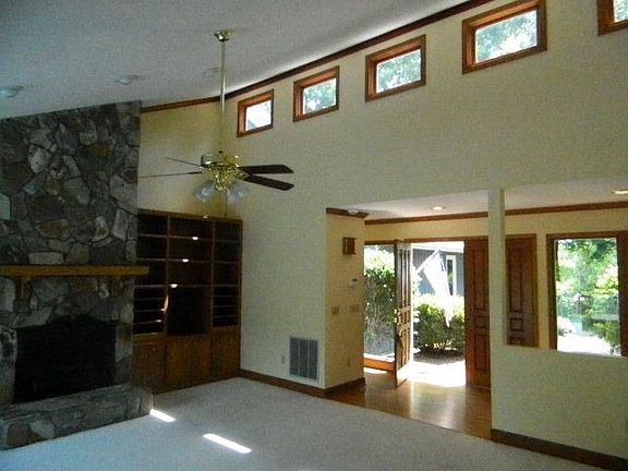 4th image of 2142 Hawthorne Ln