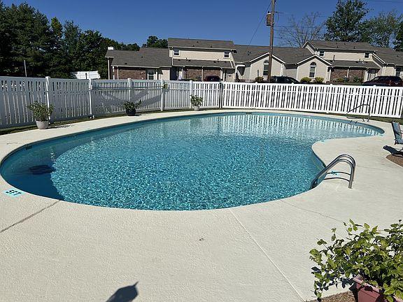 5th image of 207 Village Cir W #207