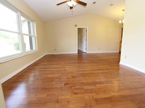 3rd image of 2820 Pineridge Cir