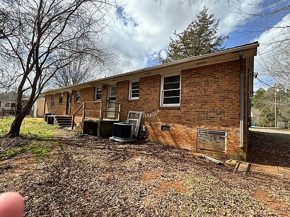 3rd image of 110 Leslie Dr #B