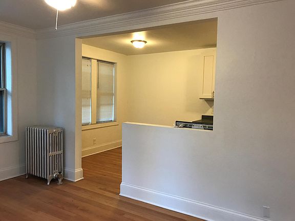 5th image of 512 W Belden Ave APT 1C