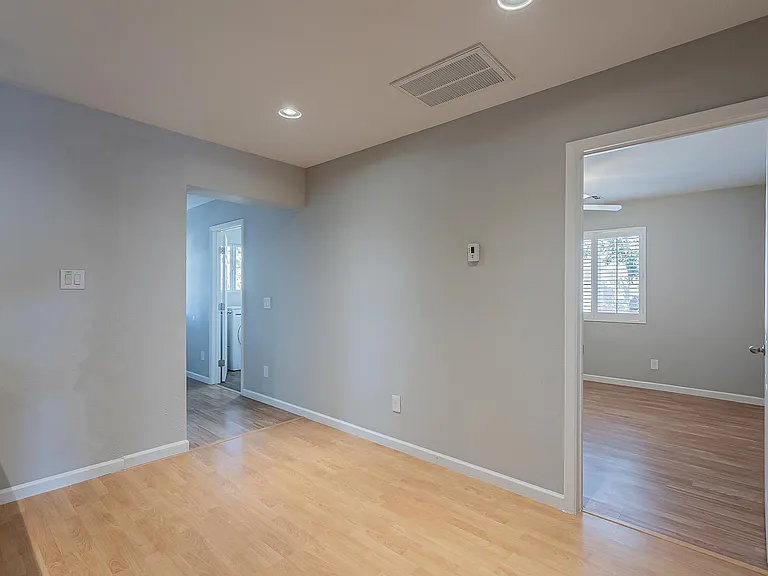 613 W 15th St — Photo 13