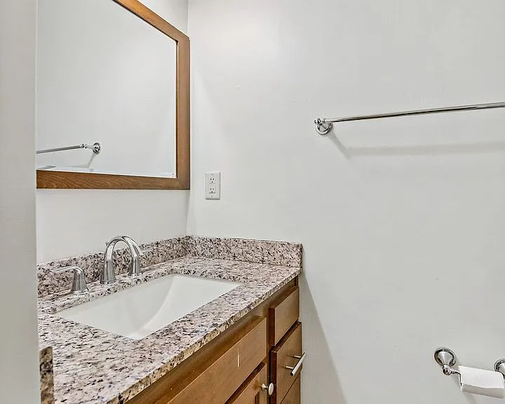 1121 E 9th St #1 — Photo 15