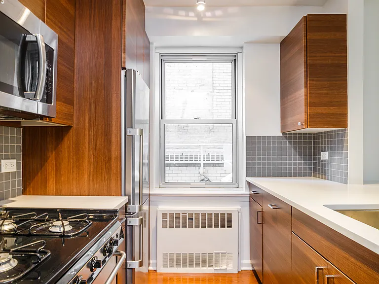 300 E 46th St #18A — Photo 3