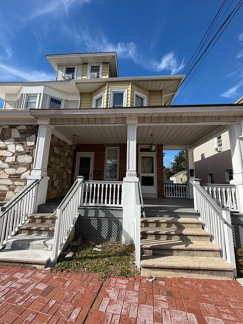1904 Greenwood Ave — Photo 1