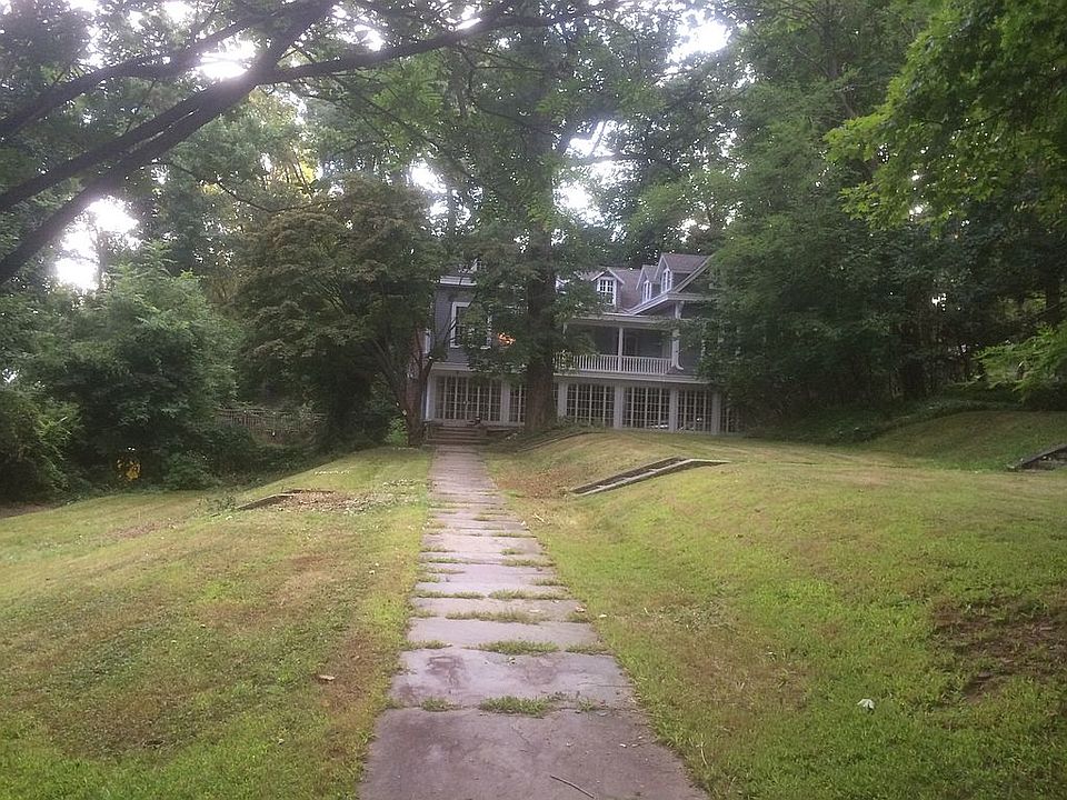 2nd image of 220 Gates Ave