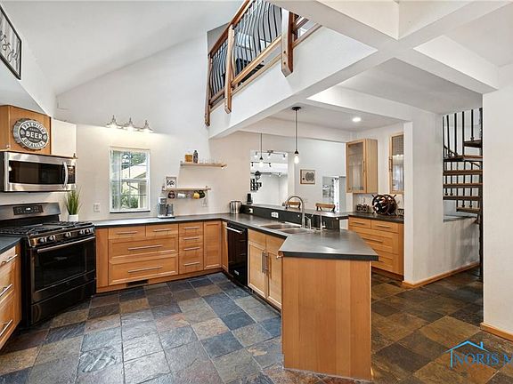 5th image of 4010 Orono Dr
