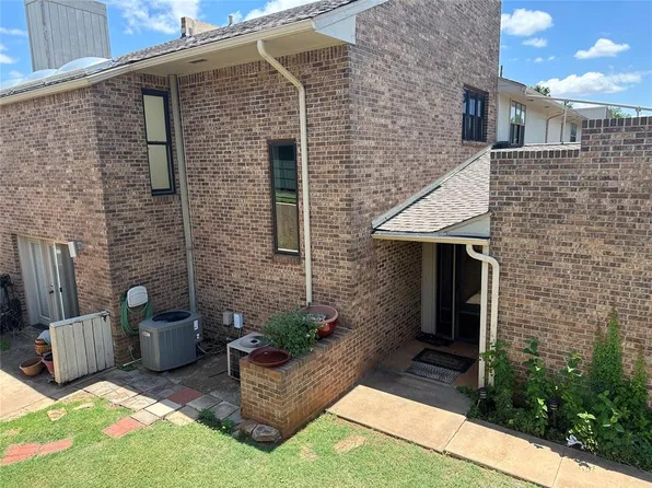 1001 Cardinal Ct, Clinton, OK 73601