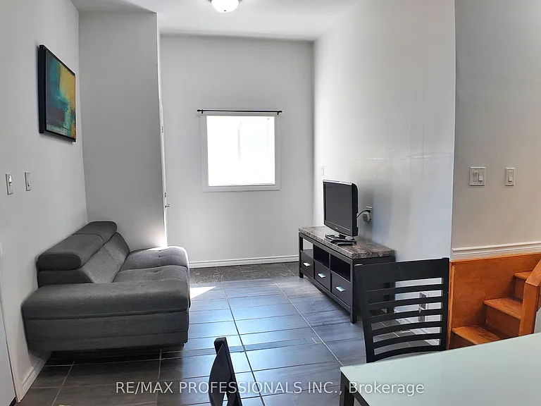 5 Farmbrook Rd #B — Photo 3