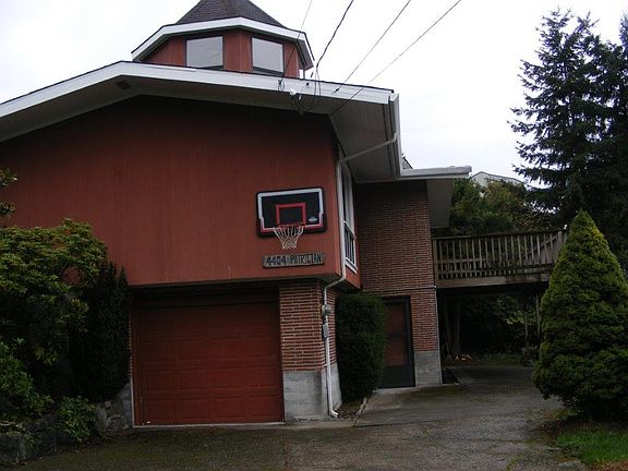 3rd image of 4404 Patrician Ln W