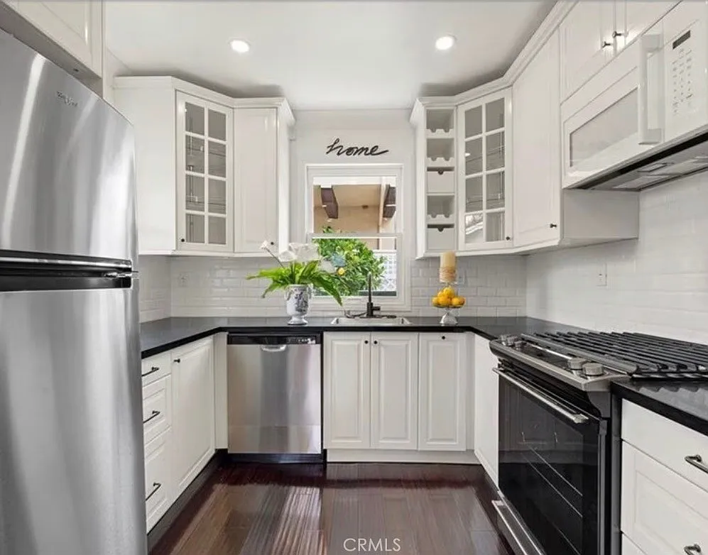 2 bed, 580 sqft, $3,995 — Photo 1