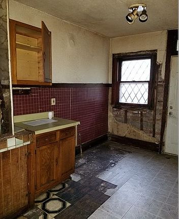 5th image of 610 N Saint Louis Ave