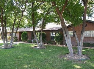 208 Country Club Ln, Levelland, TX 79336