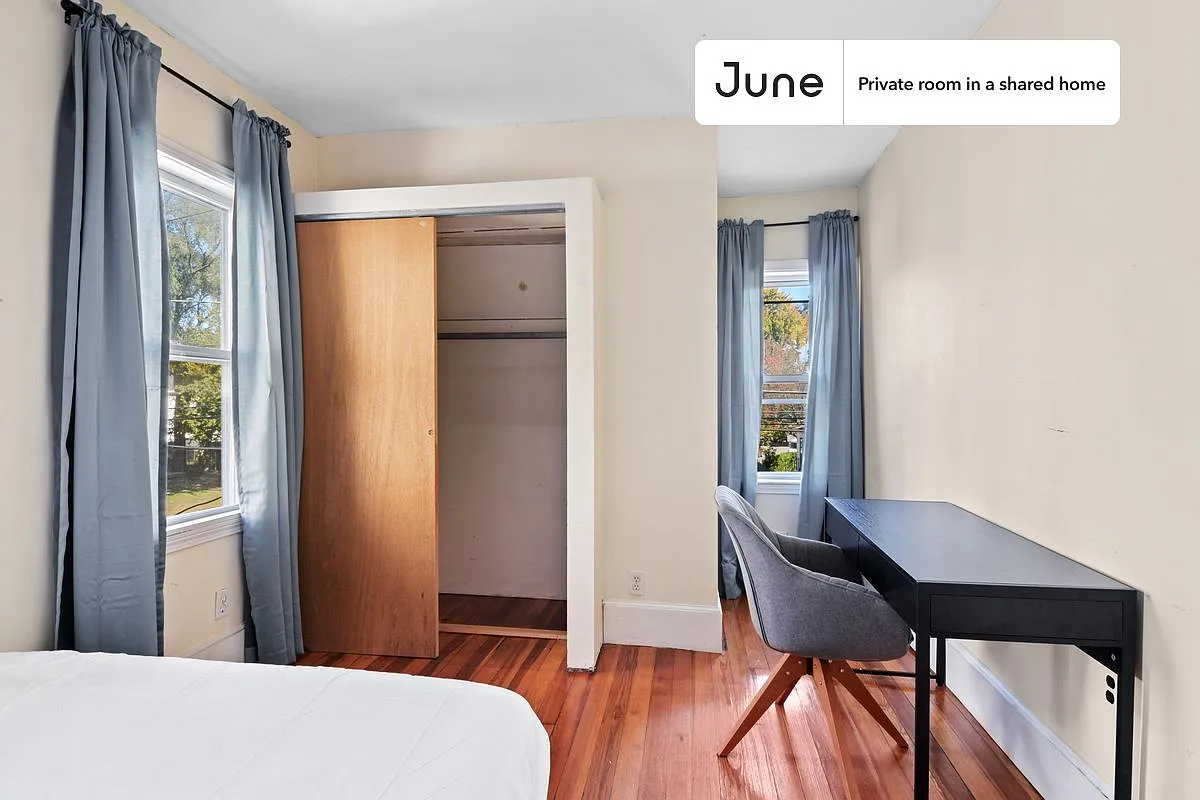 Queen bedroom in 6 bed/2 bath home in Allston #726 D — Photo 3