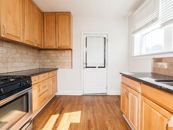 4th image of 2755 W Arthur Ave #1