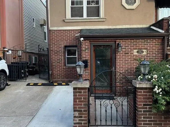 121 Bay 7th St, Brooklyn, NY 11228