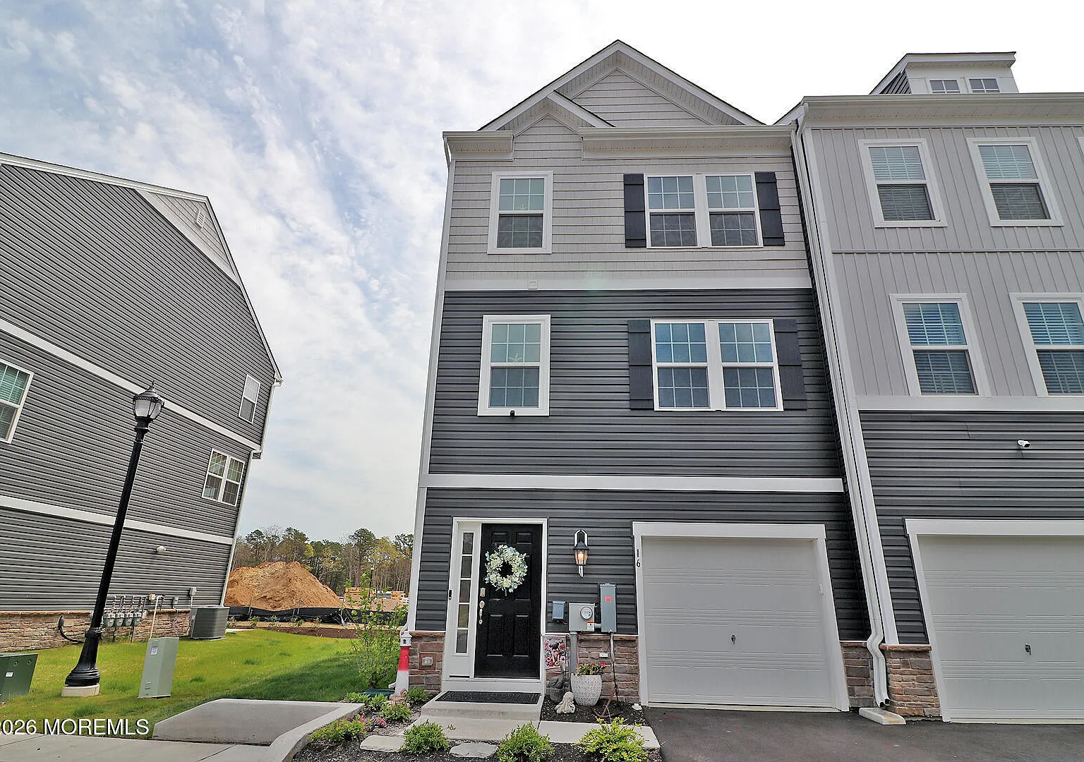 3 bed, 2.5 bath, 1925 sqft, $3,300 — Photo 1