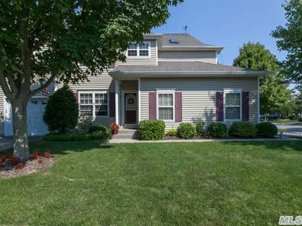 4 Halley Ct, Nesconset, NY 11767