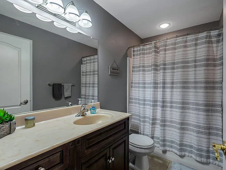 1019 Ford St — Photo 23