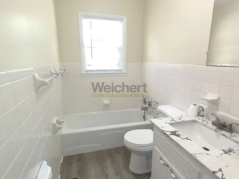 809 Thomas St — Photo 11