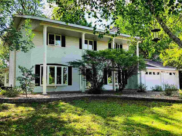 N2381 Skyview Ln, Waupaca, WI 54981