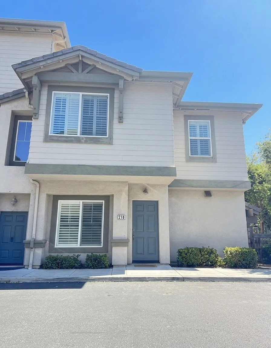 3 bed, 2.5 bath, 1369 sqft, $4,000 — Photo 1