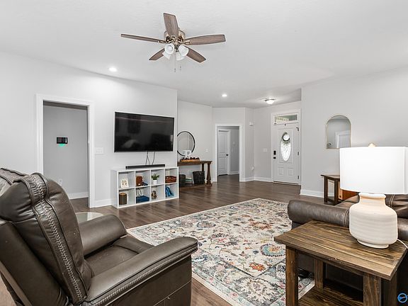 5th image of 93 Chloe Dr