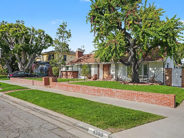 4390 Cerritos Ave — Photo 2