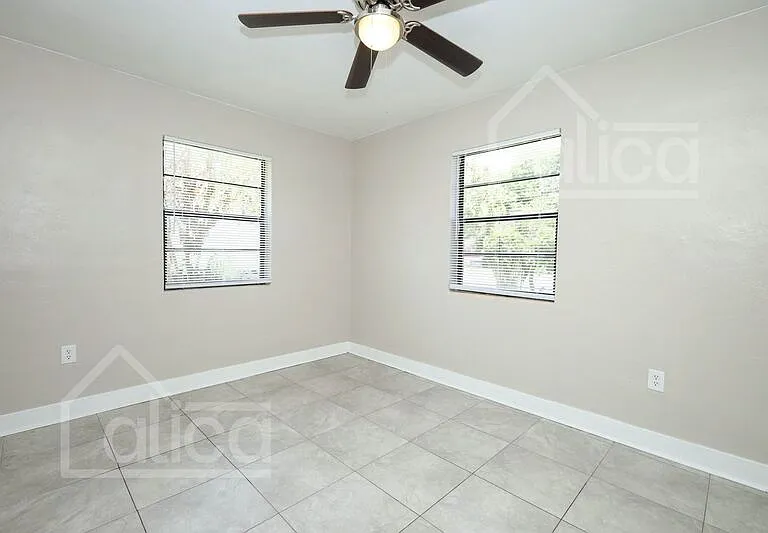 3810 Thompson St — Photo 10