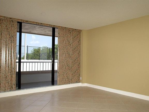 4th image of 5250 N Ocean Dr APT 3N