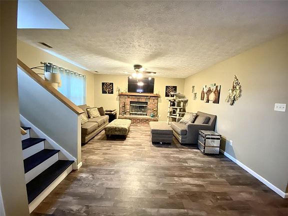 3rd image of 2148 N Fleetwood Dr