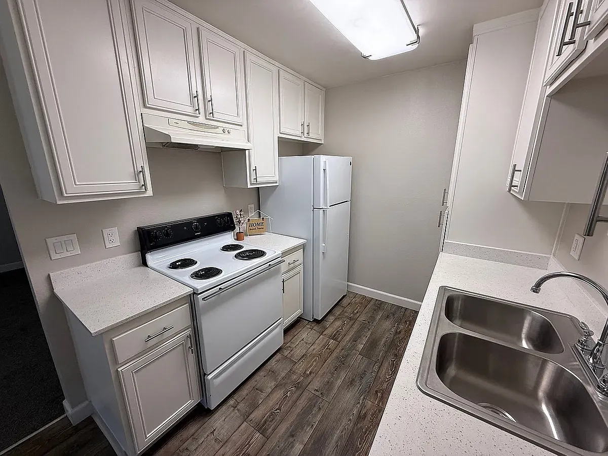 Courtyards Apartments! — Photo 2