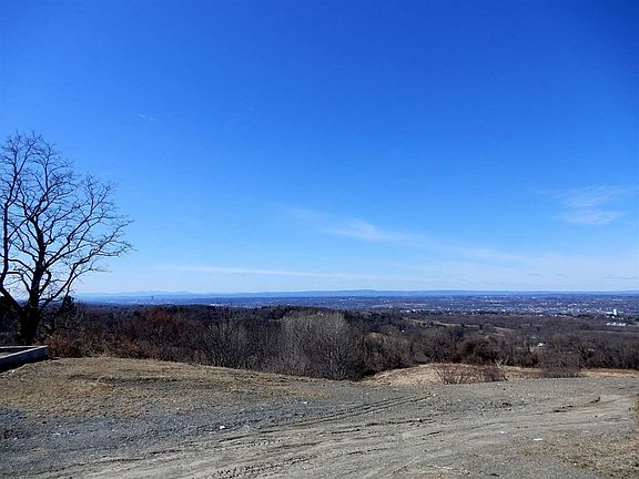 4th image of 8 Skycrest Dr