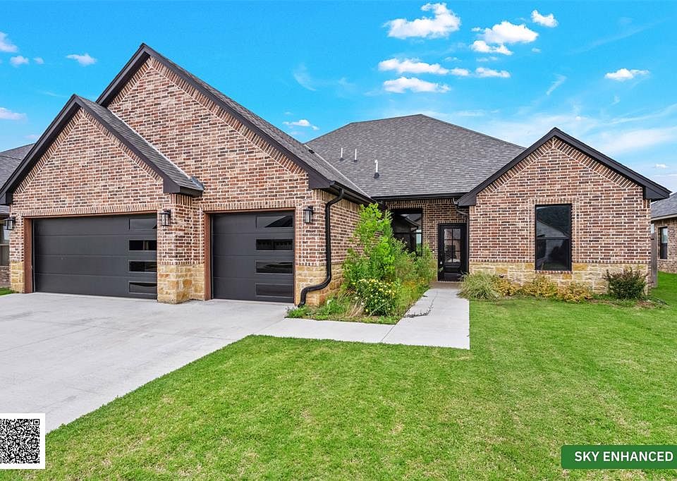 1st image of 3914 NE Shenandoah Dr