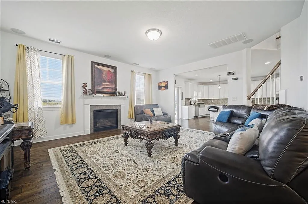 6 bed, 4.5 bath, 3251 sqft, $4,400 — Photo 4