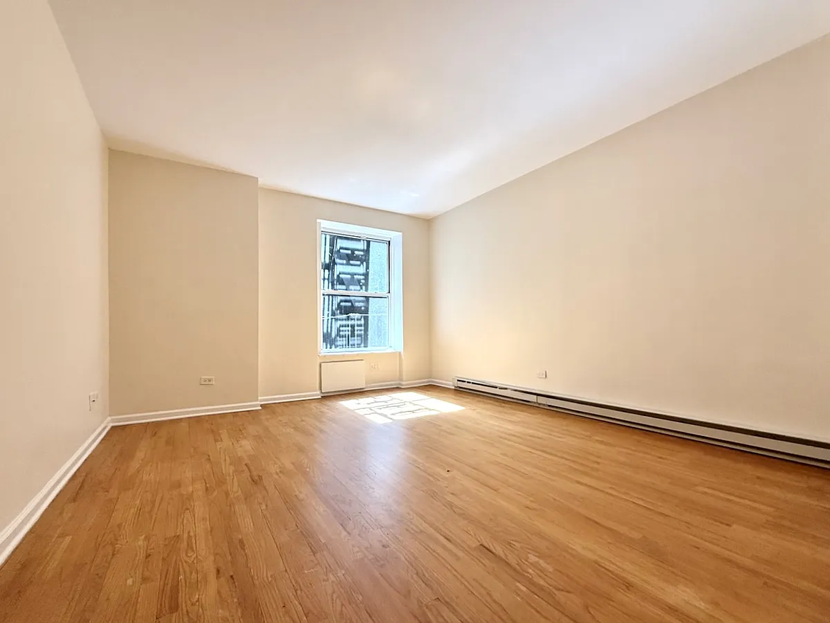 Building Photo - 46 W 73rd St #4E