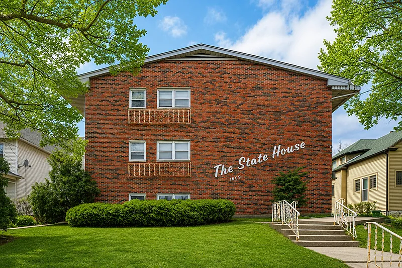 1 bed, 1.0 bath, 796 sqft, $2,000 — Photo 2