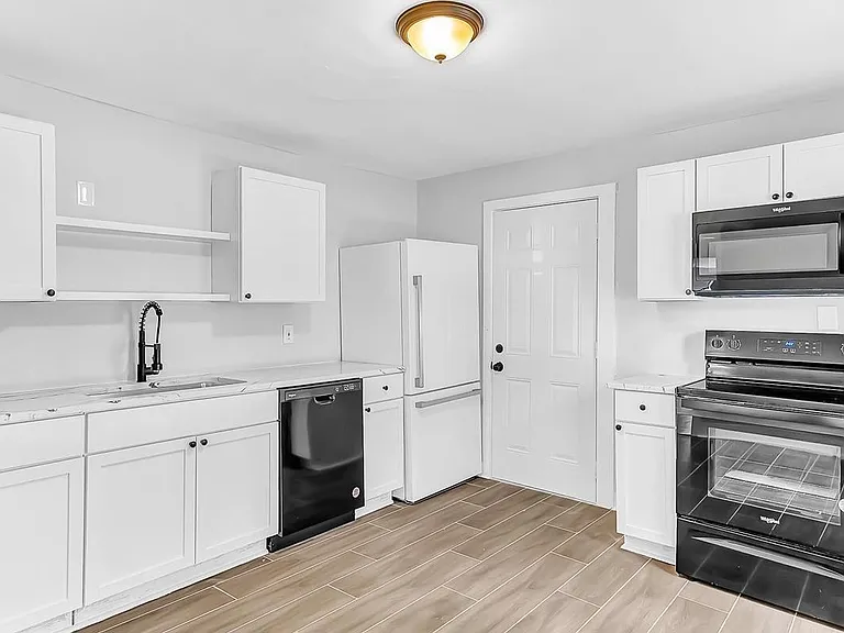 211 Walnut St — Photo 20