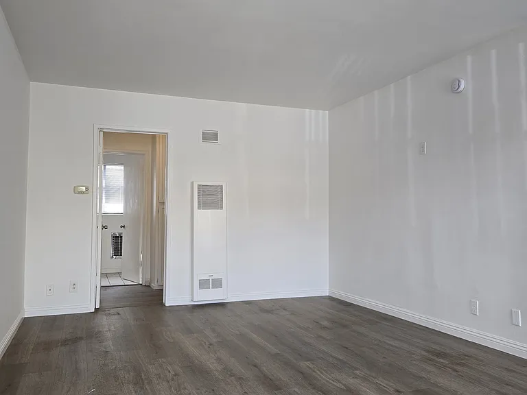 3028 W 4th St #3 — Photo 2